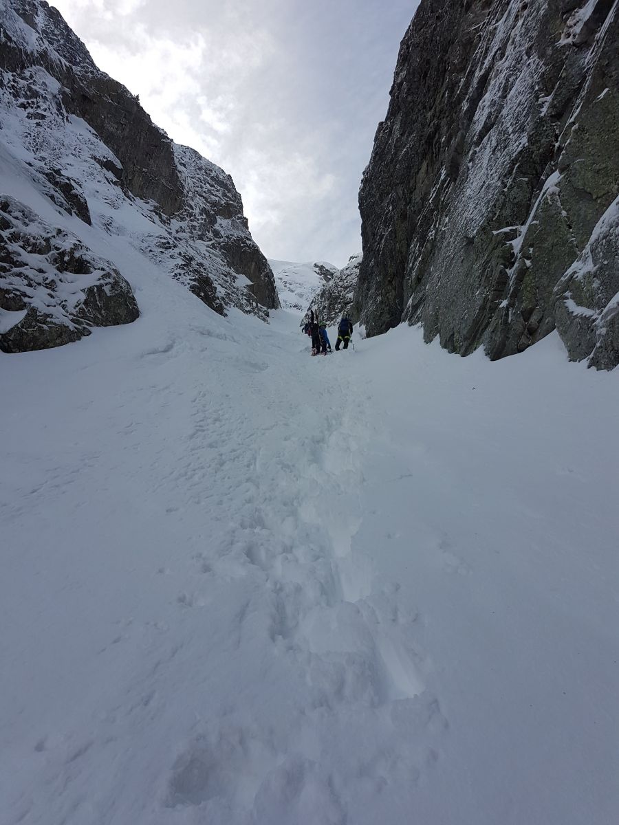 Dans la montée du couloir.