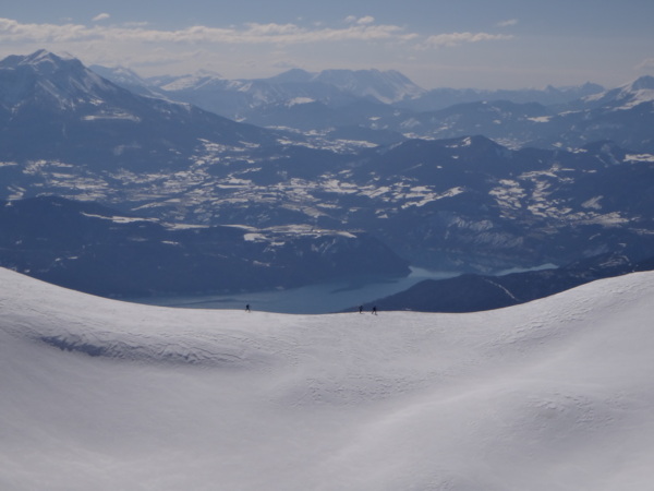 Vue sur le lac de Serre Ponçon depuis le Piolit