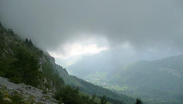 Bauges: sous la pluie.... fenêtre au Trélod....abeilles et ORAGE à la Dent des Portes image article