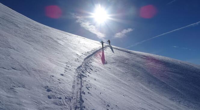 Roche Jaille, soleil, un jeune pour faire la trace dans une neige... on casse la croûte image article
