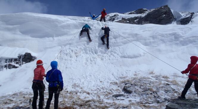 Joyeux but hivernal au col de Labby image article