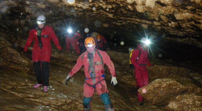Spéléo pour les jeunes de Montagne Pour Tous image article