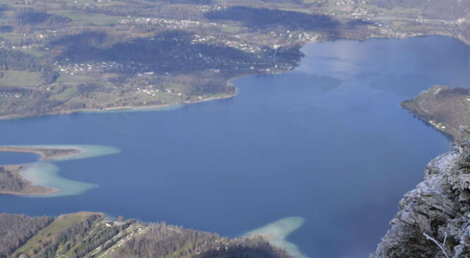 Le Mont Grêle sur la neige face au lac image article